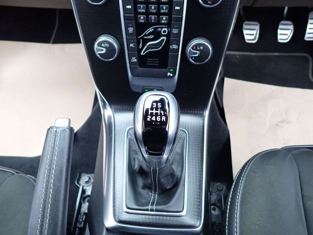 2016 VOLVO V40 2016 VOLVO V40