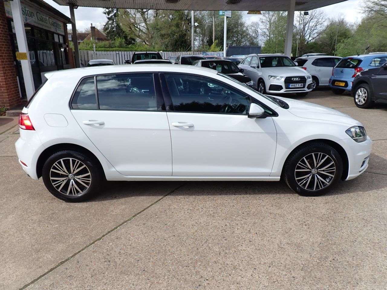 A 2018 VOLKSWAGEN GOLF 1.0 TSI SE Hatchback 5dr Petrol Manual Euro 6 (s/s) (110 bhp) PARKING SENSO A 2018 VOLKSWAGEN GOLF 1.0 TSI SE Hatchback 5dr Petrol Manual Euro 6 (s/s) (110 bhp) PARKING SENSO