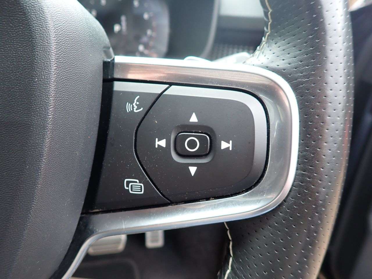 2020 VOLVO XC40 2020 VOLVO XC40