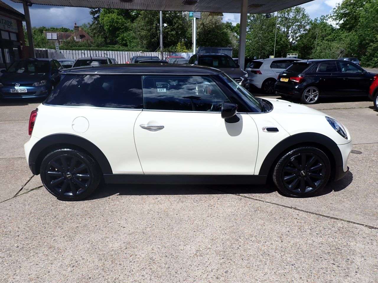 A 2020 MINI HATCH 1.5 Cooper Classic Hatchback 3dr Petrol Manual Euro 6 (s/s) (136 ps) SERVIC A 2020 MINI HATCH 1.5 Cooper Classic Hatchback 3dr Petrol Manual Euro 6 (s/s) (136 ps) SERVIC
