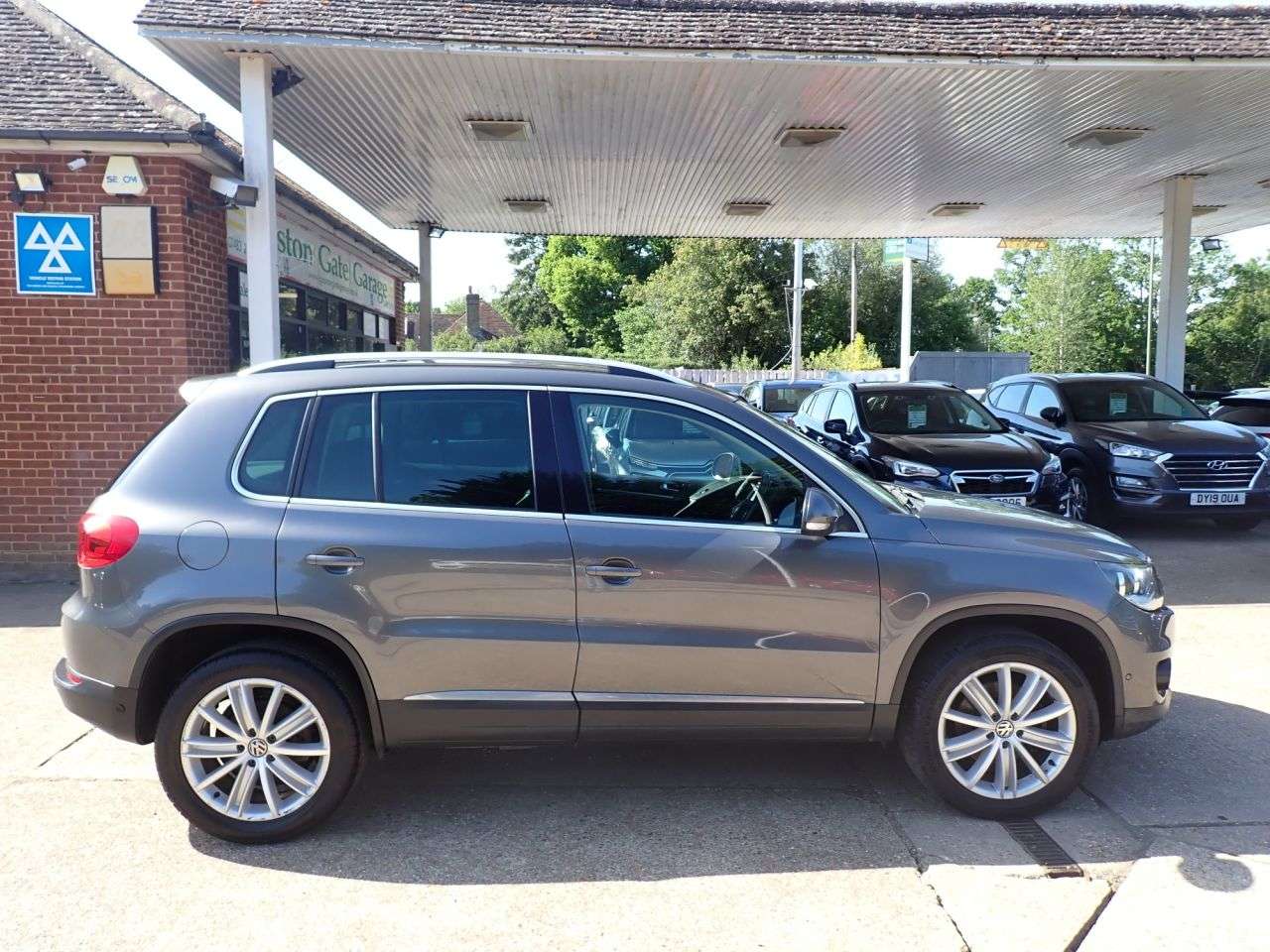 A 2012 VOLKSWAGEN TIGUAN 2.0 TDI Sport SUV 5dr Diesel Manual 4WD Euro 5 (170 ps) PARKING SENSORS, WO A 2012 VOLKSWAGEN TIGUAN 2.0 TDI Sport SUV 5dr Diesel Manual 4WD Euro 5 (170 ps) PARKING SENSORS, WO