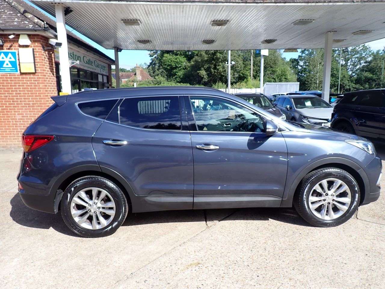A 2016 HYUNDAI SANTA FE 2.2 CRDi Blue Drive Premium SUV 5dr Diesel Manual 4WD Euro 6 (s/s) (200 ps) A 2016 HYUNDAI SANTA FE 2.2 CRDi Blue Drive Premium SUV 5dr Diesel Manual 4WD Euro 6 (s/s) (200 ps)