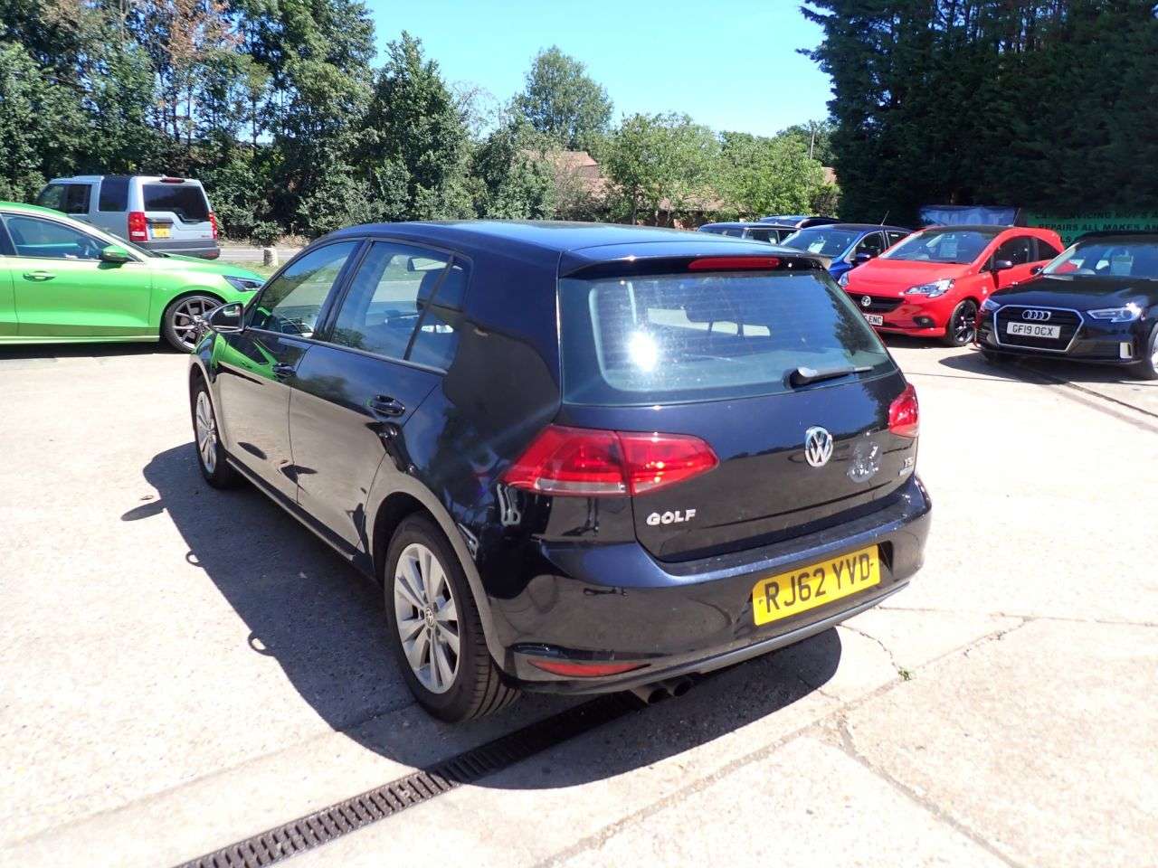 A 2013 VOLKSWAGEN GOLF 1.4 TSI BlueMotion Tech SE Hatchback 5dr Petrol DSG Euro 5 (s/s) (122 ps) F A 2013 VOLKSWAGEN GOLF 1.4 TSI BlueMotion Tech SE Hatchback 5dr Petrol DSG Euro 5 (s/s) (122 ps) F