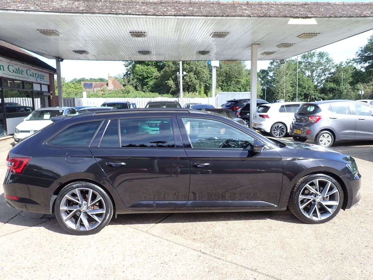 A 2018 SKODA SUPERB 2.0 TDI SportLine Estate 5dr Diesel DSG 4WD Euro 6 (s/s) (190 ps) PARKING S A 2018 SKODA SUPERB 2.0 TDI SportLine Estate 5dr Diesel DSG 4WD Euro 6 (s/s) (190 ps) PARKING S