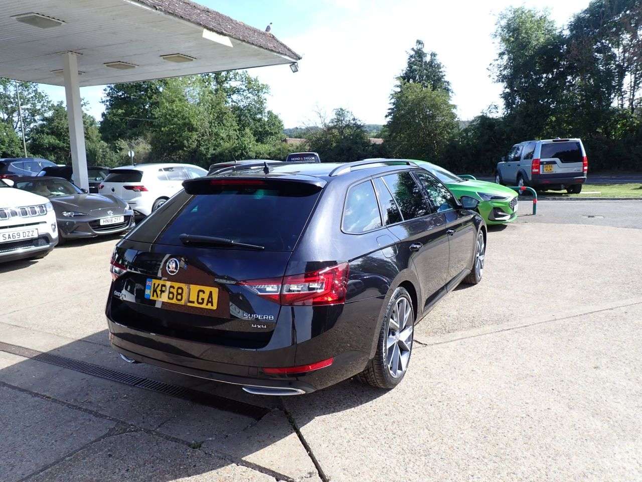 A 2018 SKODA SUPERB 2.0 TDI SportLine Estate 5dr Diesel DSG 4WD Euro 6 (s/s) (190 ps) PARKING S A 2018 SKODA SUPERB 2.0 TDI SportLine Estate 5dr Diesel DSG 4WD Euro 6 (s/s) (190 ps) PARKING S