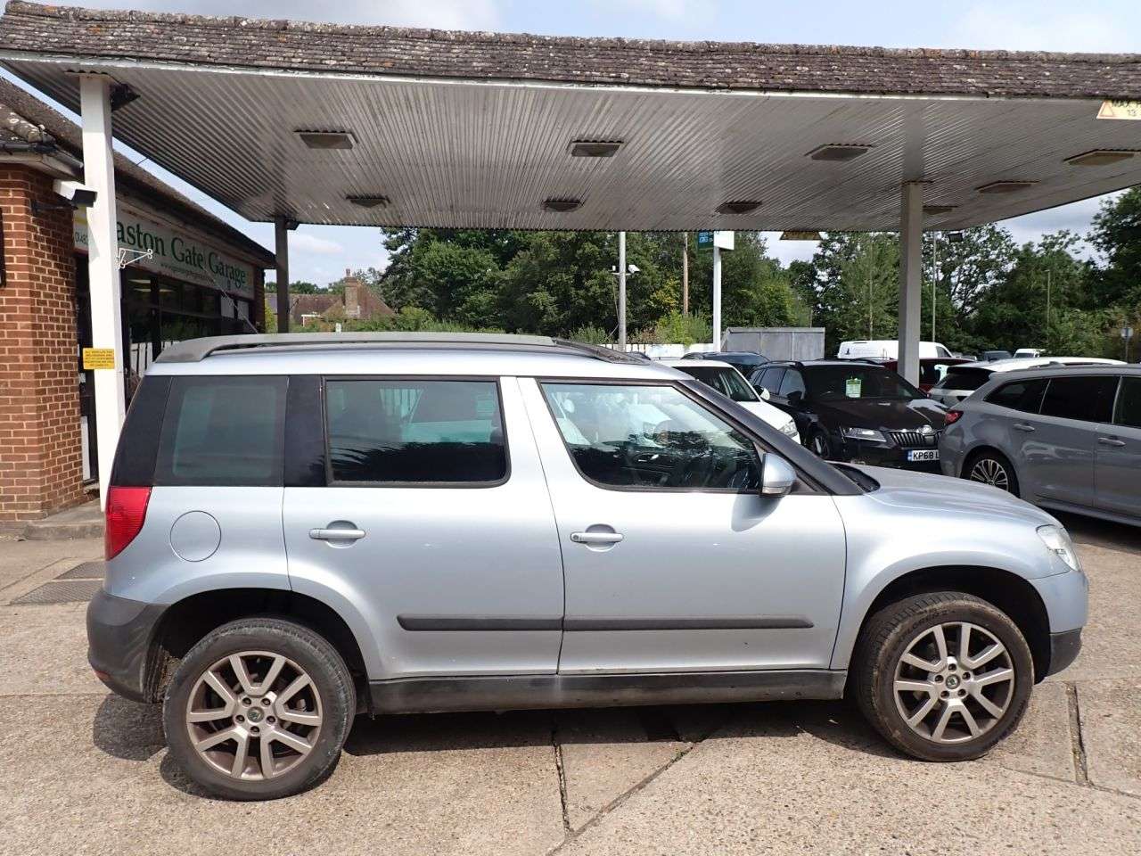 A 2010 SKODA YETI 1.2 TSI Elegance SUV 5dr Petrol Manual Euro 5 (105 ps) MOT VALID UNTIL 17/2 A 2010 SKODA YETI 1.2 TSI Elegance SUV 5dr Petrol Manual Euro 5 (105 ps) MOT VALID UNTIL 17/2
