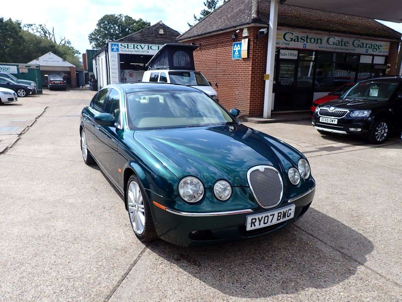 A 2007 JAGUAR S-TYPE 2.7D V6 SE Saloon 4dr Diesel Manual (179 g/km, 206 bhp) PARKING SENSORS, SU A 2007 JAGUAR S-TYPE 2.7D V6 SE Saloon 4dr Diesel Manual (179 g/km, 206 bhp) PARKING SENSORS, SU