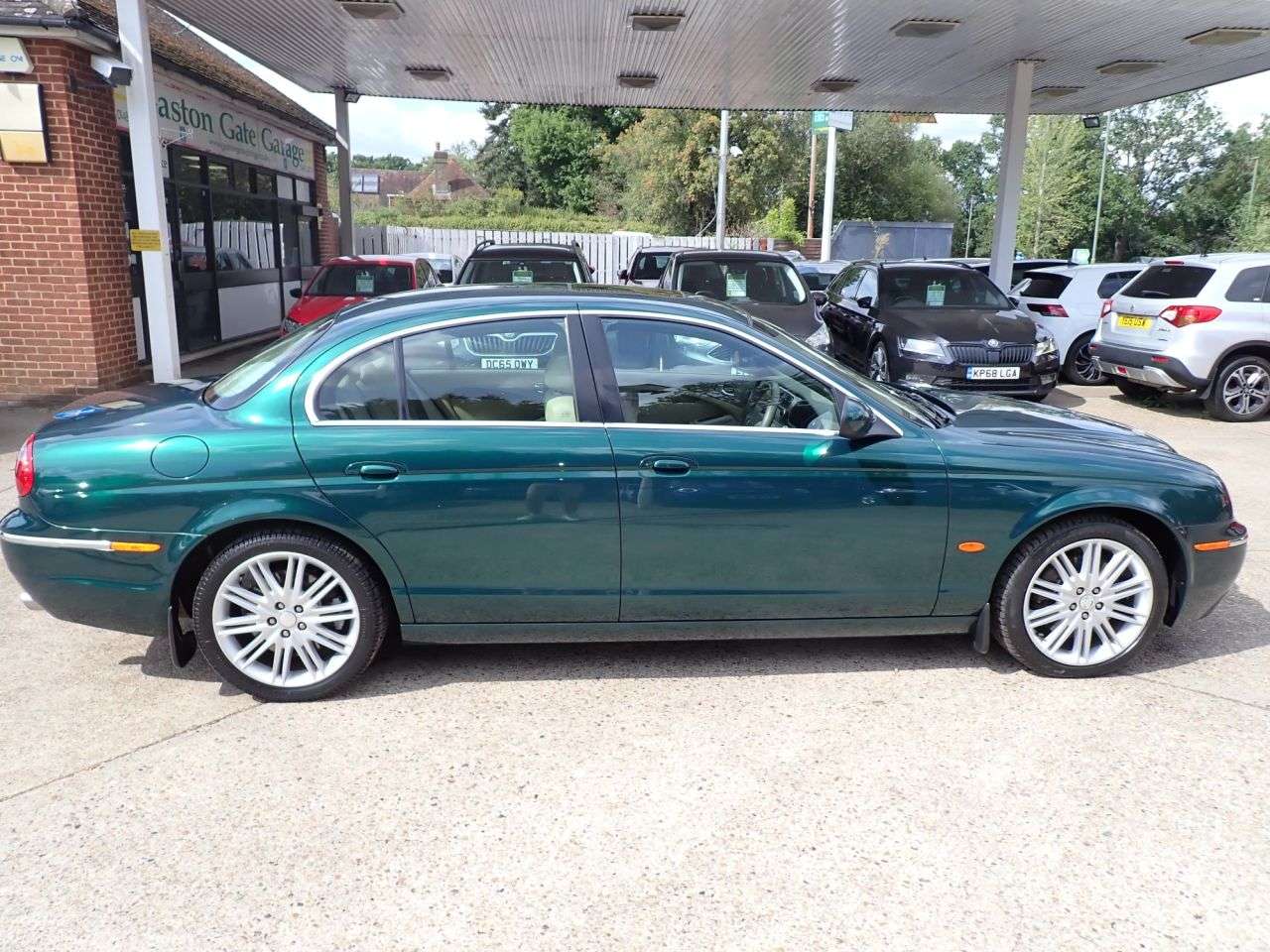 A 2007 JAGUAR S-TYPE 2.7D V6 SE Saloon 4dr Diesel Manual (179 g/km, 206 bhp) PARKING SENSORS, SU A 2007 JAGUAR S-TYPE 2.7D V6 SE Saloon 4dr Diesel Manual (179 g/km, 206 bhp) PARKING SENSORS, SU