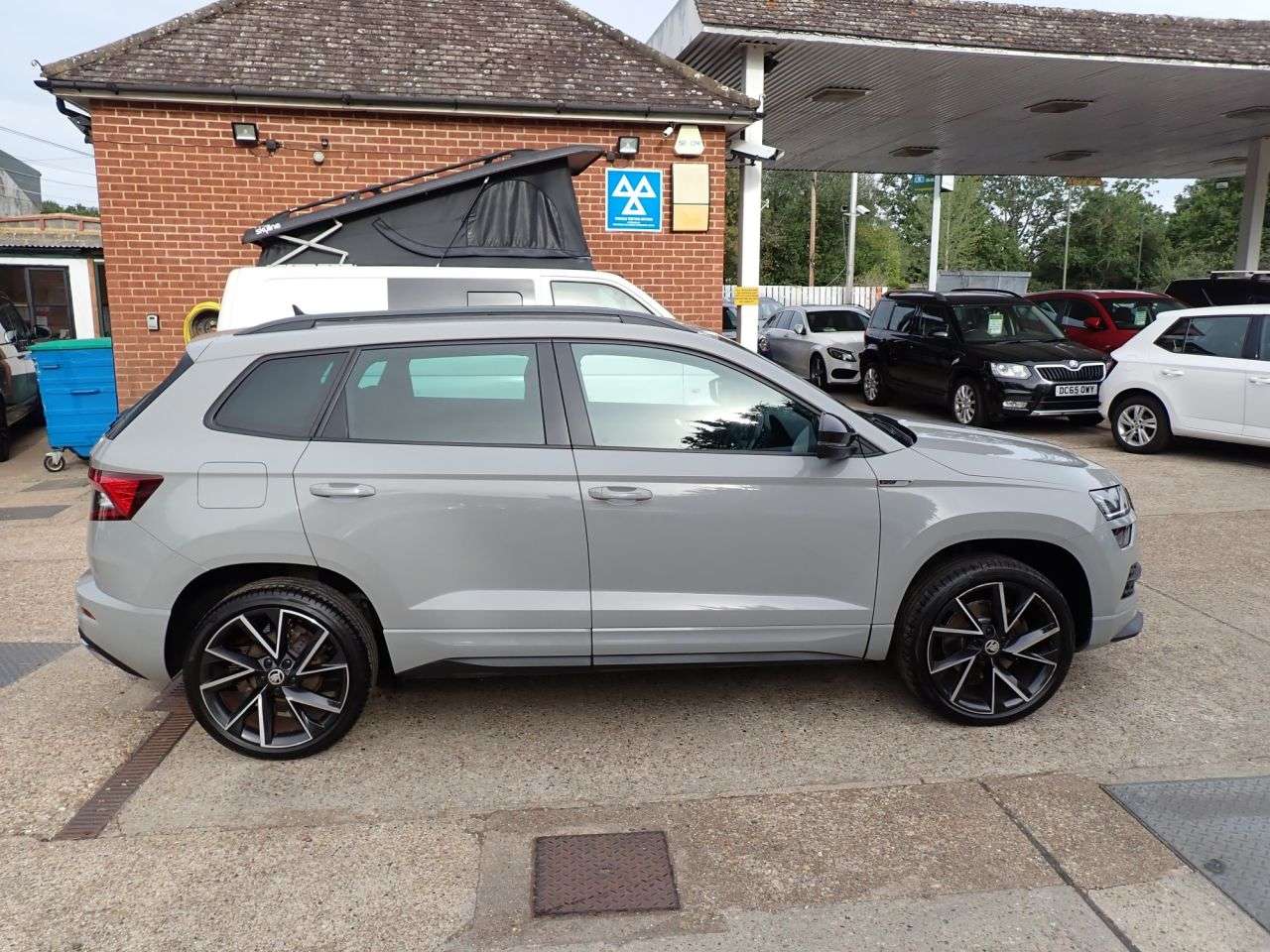 A 2021 SKODA KAROQ 1.5 TSI ACT SportLine SUV 5dr Petrol DSG Euro 6 (s/s) (150 ps) PANROOF, HEA A 2021 SKODA KAROQ 1.5 TSI ACT SportLine SUV 5dr Petrol DSG Euro 6 (s/s) (150 ps) PANROOF, HEA