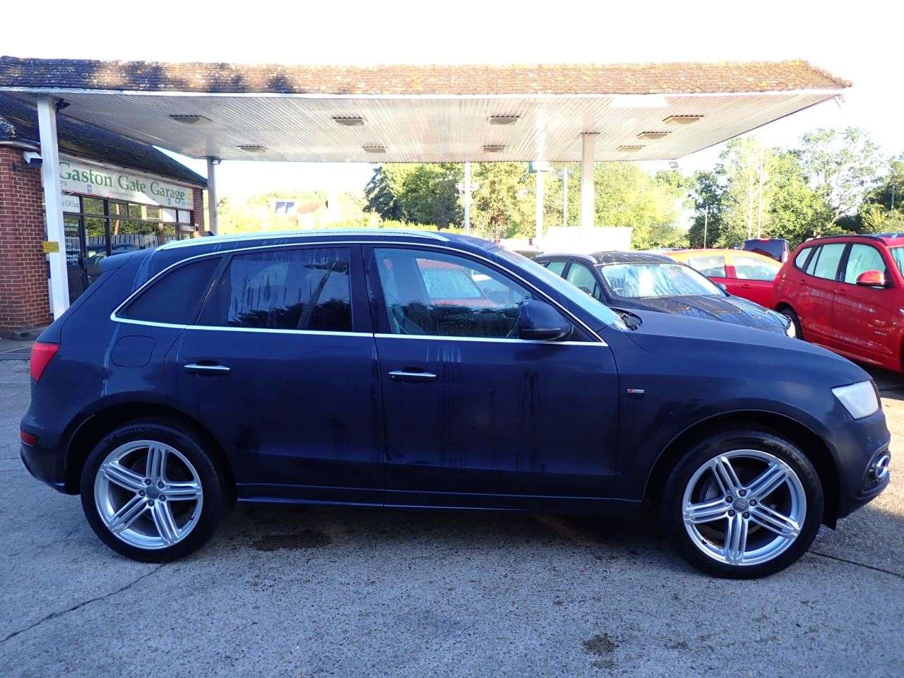 A 2014 AUDI Q5 2.0 TDI S line Plus SUV 5dr Diesel Manual quattro Euro 5 (s/s) (177 ps) HEA A 2014 AUDI Q5 2.0 TDI S line Plus SUV 5dr Diesel Manual quattro Euro 5 (s/s) (177 ps) HEA