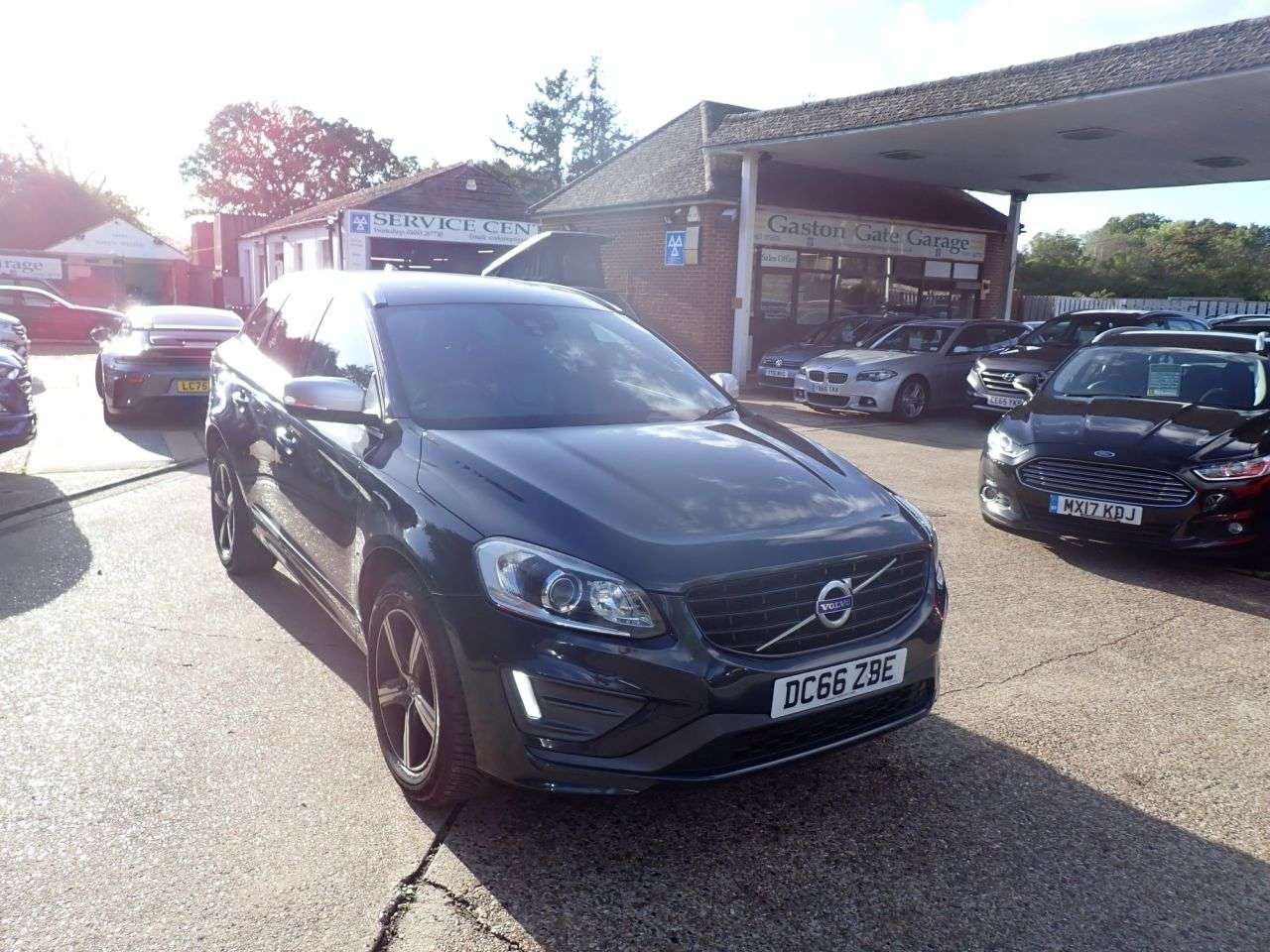 A 2017 VOLVO XC60 2.4 D5 R-Design Lux Nav SUV 5dr Diesel Auto AWD Euro 6 (s/s) (220 ps) FULL A 2017 VOLVO XC60 2.4 D5 R-Design Lux Nav SUV 5dr Diesel Auto AWD Euro 6 (s/s) (220 ps) FULL