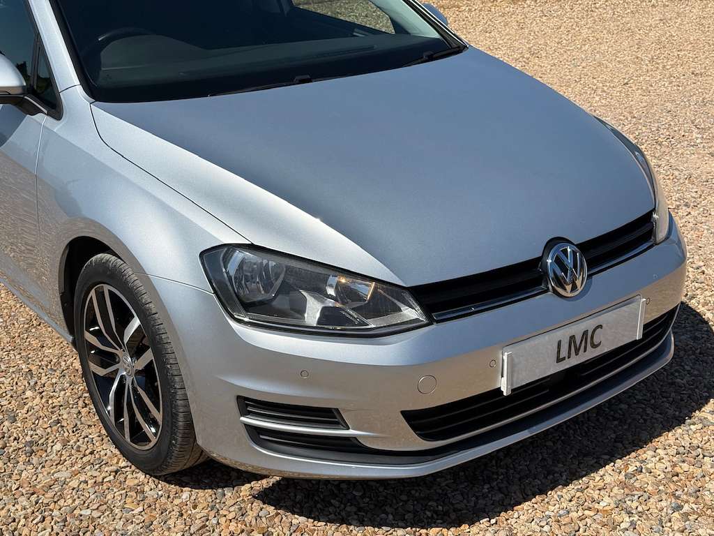 A 2016 VOLKSWAGEN GOLF 1.6 TDI BlueMotion Tech SE Estate 5dr Diesel DSG E A 2016 VOLKSWAGEN GOLF 1.6 TDI BlueMotion Tech SE Estate 5dr Diesel DSG E