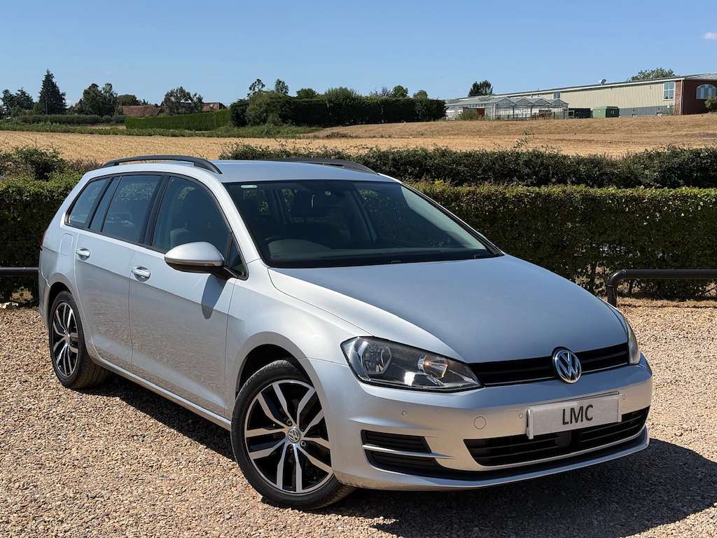 A 2016 VOLKSWAGEN GOLF 1.6 TDI BlueMotion Tech SE Estate 5dr Diesel DSG E A 2016 VOLKSWAGEN GOLF 1.6 TDI BlueMotion Tech SE Estate 5dr Diesel DSG E