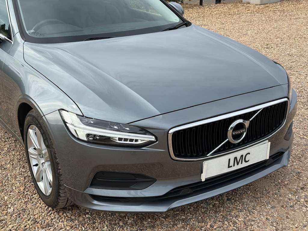 A 2018 VOLVO V90 2.0 D4 Momentum Estate 5dr Diesel Auto Euro 6 (s/s A 2018 VOLVO V90 2.0 D4 Momentum Estate 5dr Diesel Auto Euro 6 (s/s
