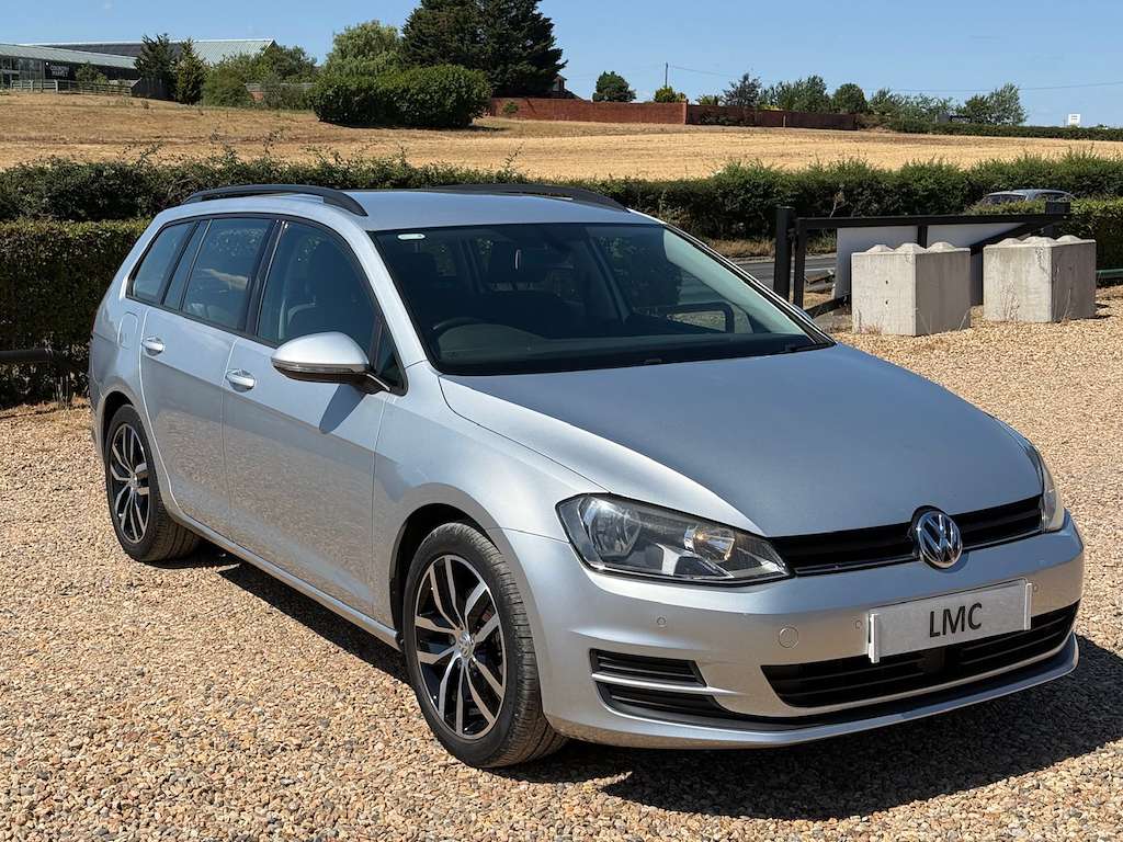 A 2016 VOLKSWAGEN GOLF 1.6 TDI BlueMotion Tech SE Estate 5dr Diesel DSG E A 2016 VOLKSWAGEN GOLF 1.6 TDI BlueMotion Tech SE Estate 5dr Diesel DSG E