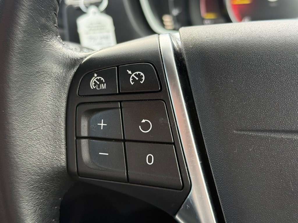 2017 VOLVO V40 2017 VOLVO V40