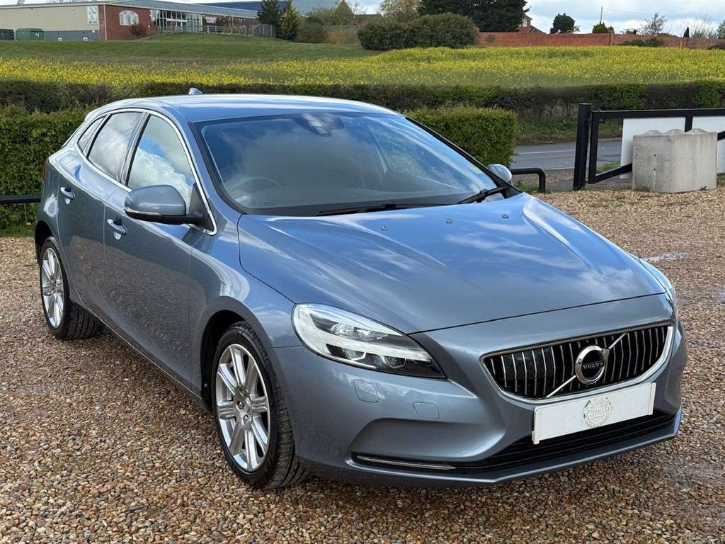 2017 VOLVO V40 2017 VOLVO V40