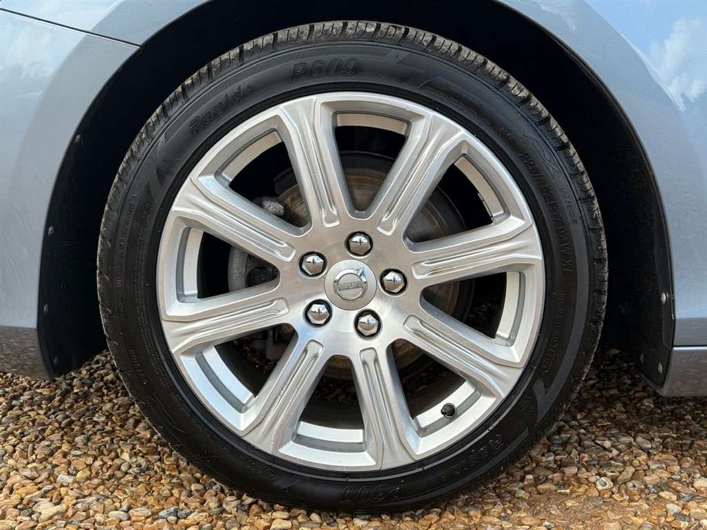 2017 VOLVO V40 2017 VOLVO V40