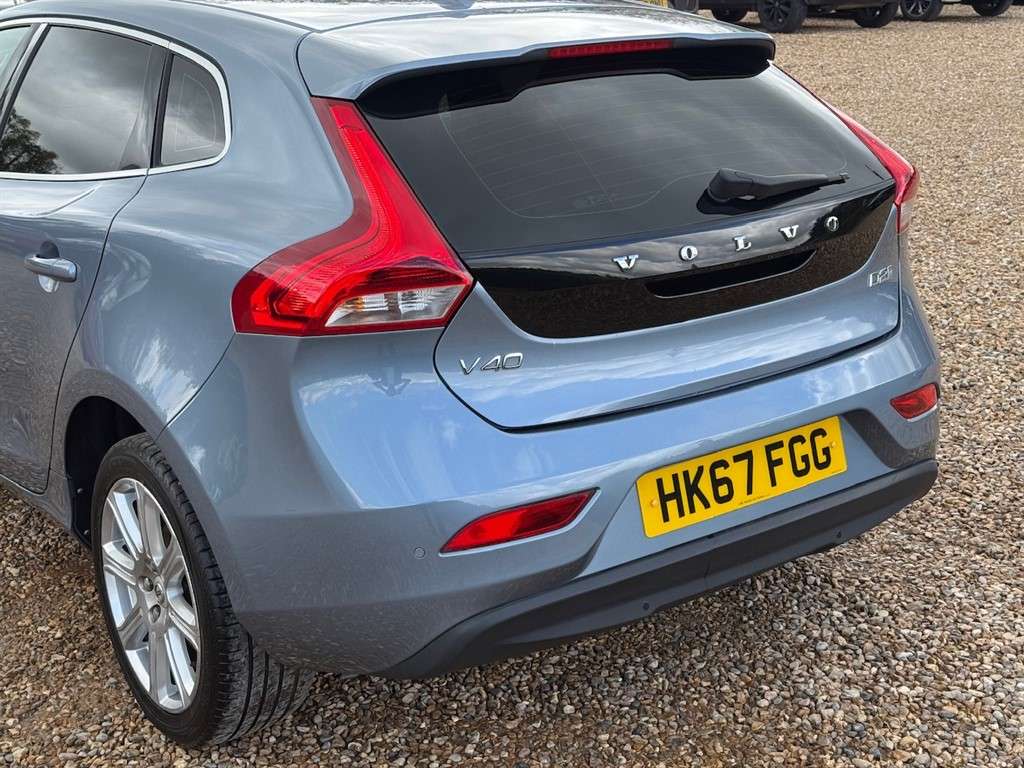 2017 VOLVO V40 2017 VOLVO V40