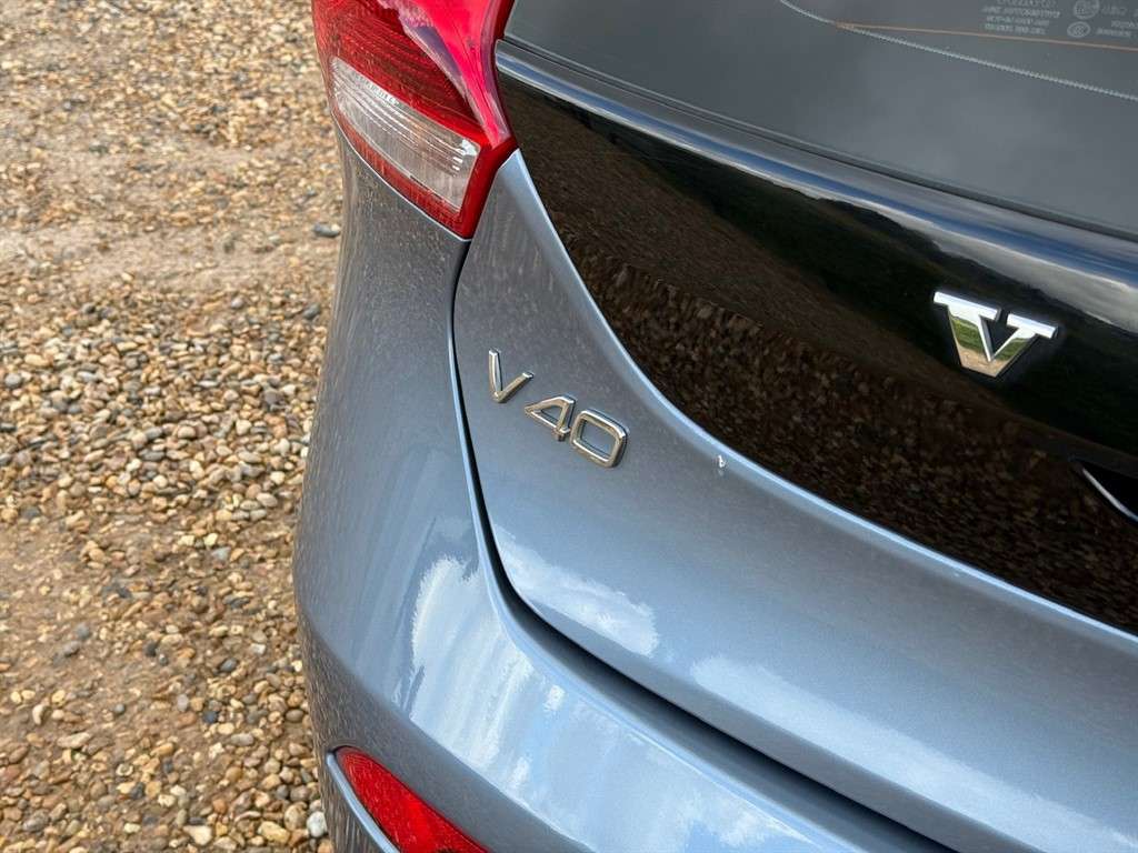 2017 VOLVO V40 2017 VOLVO V40