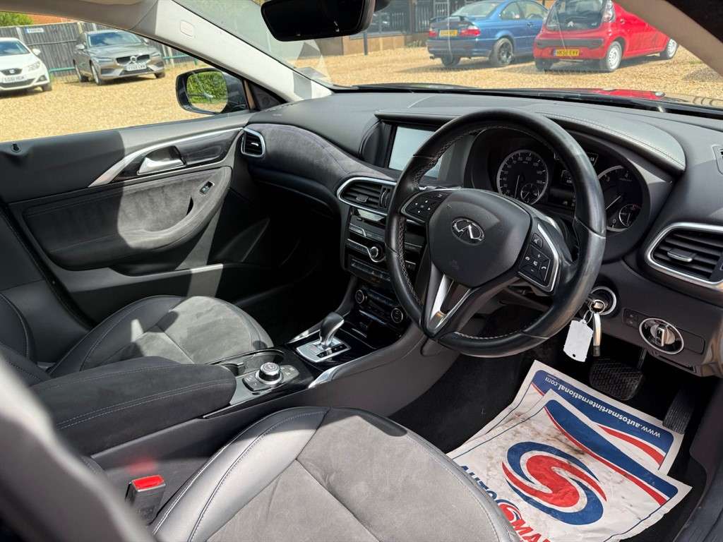 2018 INFINITI Q30 2018 INFINITI Q30