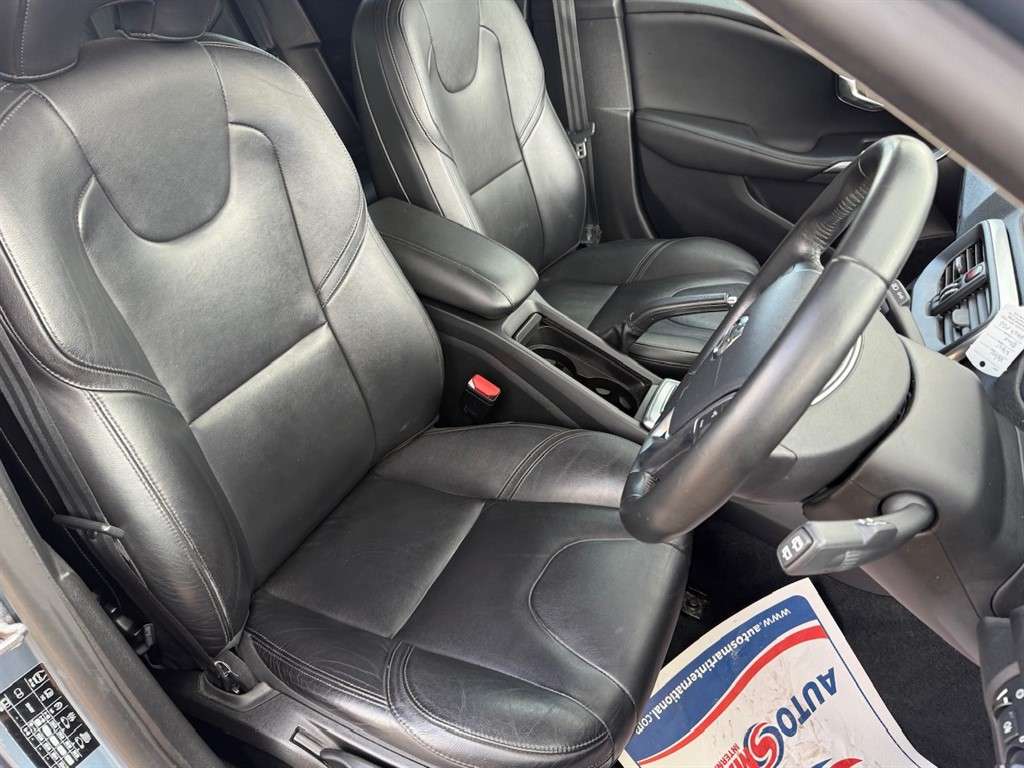 2017 VOLVO V40 2017 VOLVO V40