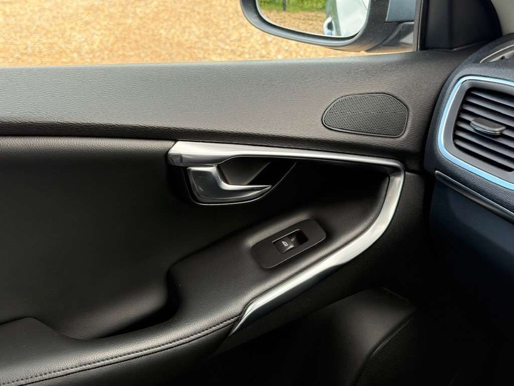2017 VOLVO V40 2017 VOLVO V40