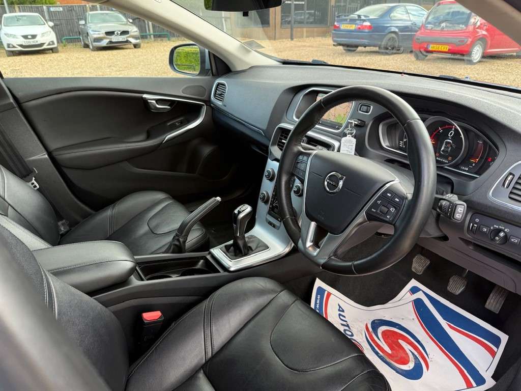 2017 VOLVO V40 2017 VOLVO V40