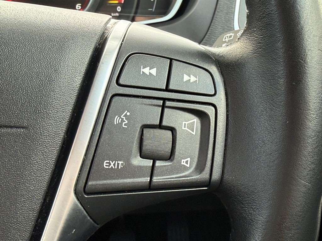 2017 VOLVO V40 2017 VOLVO V40