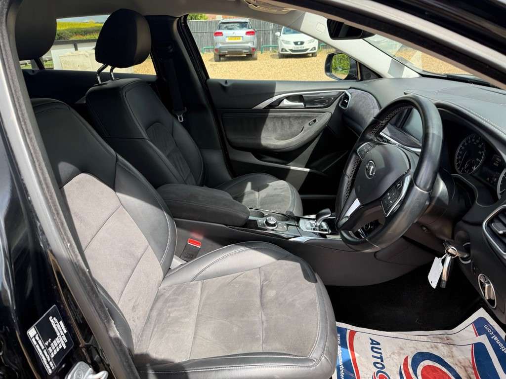 2018 INFINITI Q30 2018 INFINITI Q30