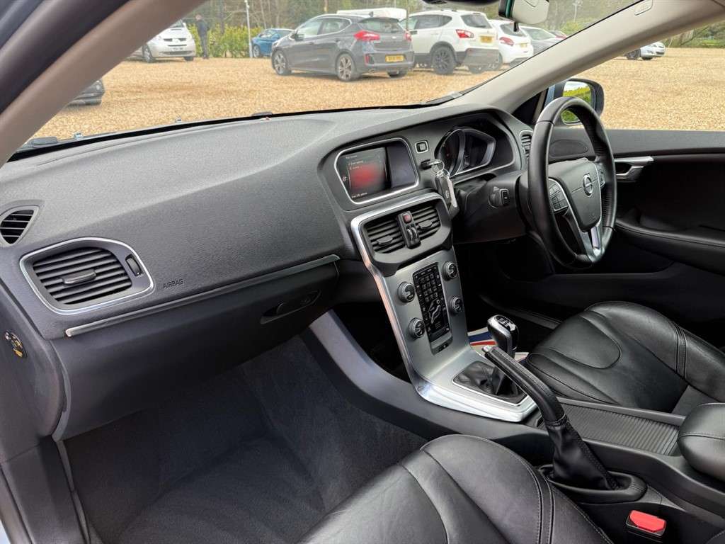 2017 VOLVO V40 2017 VOLVO V40