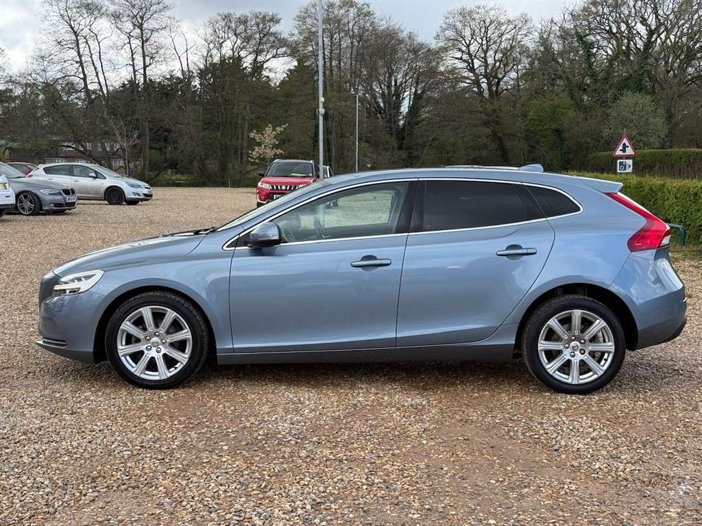 2017 VOLVO V40 2017 VOLVO V40