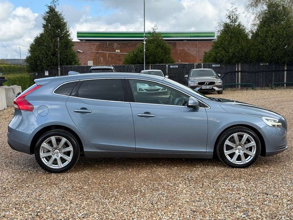 2017 VOLVO V40 2017 VOLVO V40