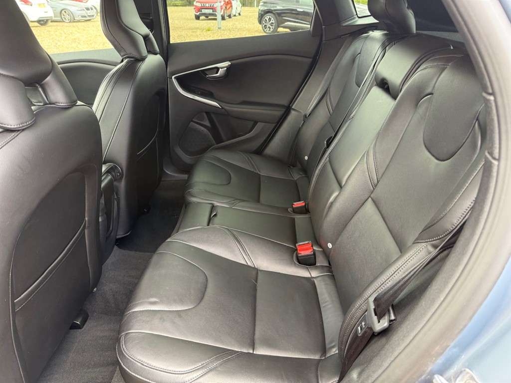 2017 VOLVO V40 2017 VOLVO V40