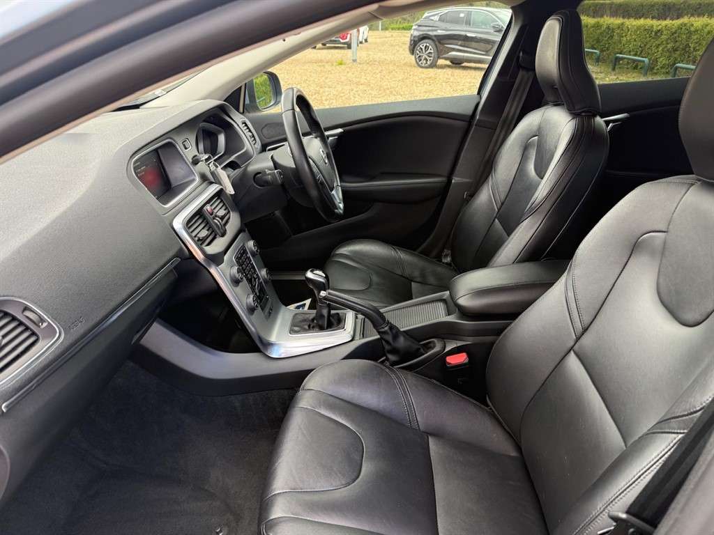 2017 VOLVO V40 2017 VOLVO V40