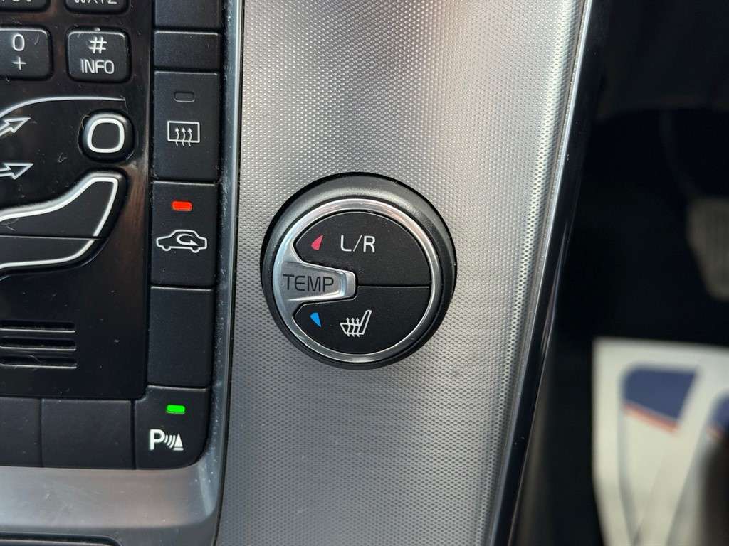 2017 VOLVO V40 2017 VOLVO V40