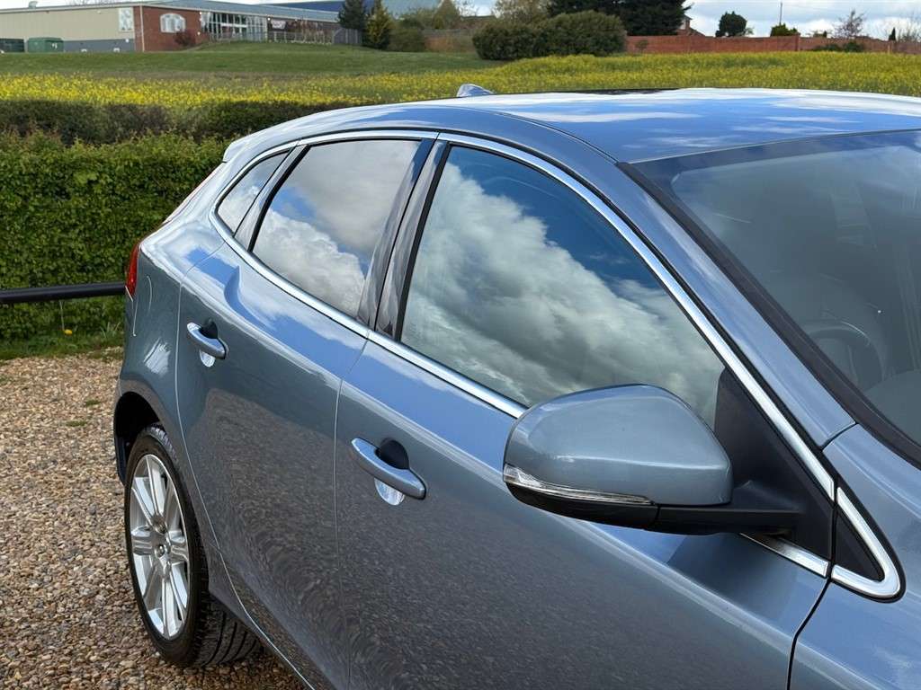 2017 VOLVO V40 2017 VOLVO V40
