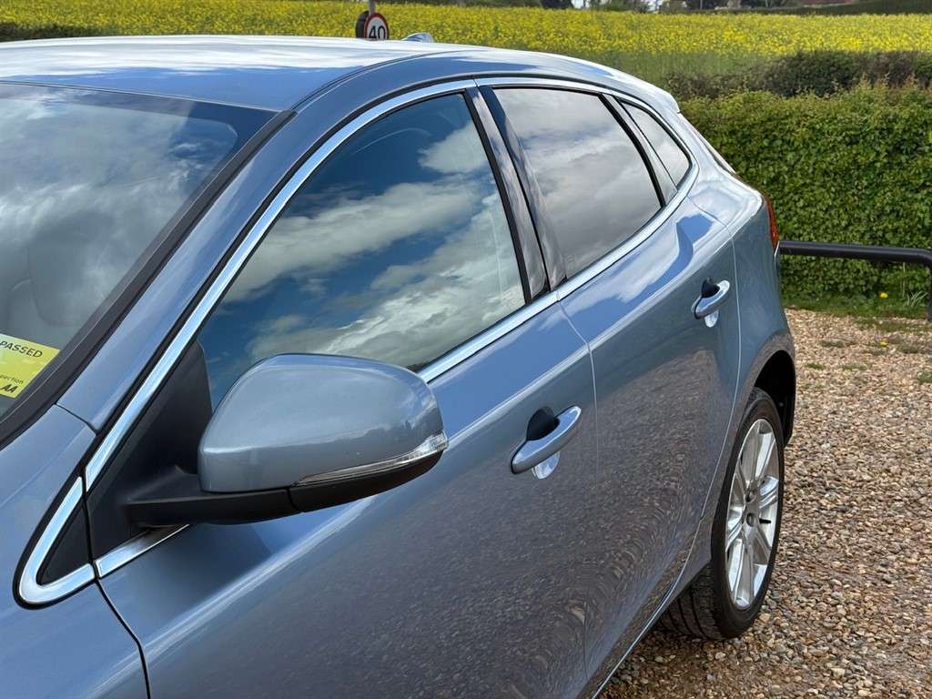 2017 VOLVO V40 2017 VOLVO V40