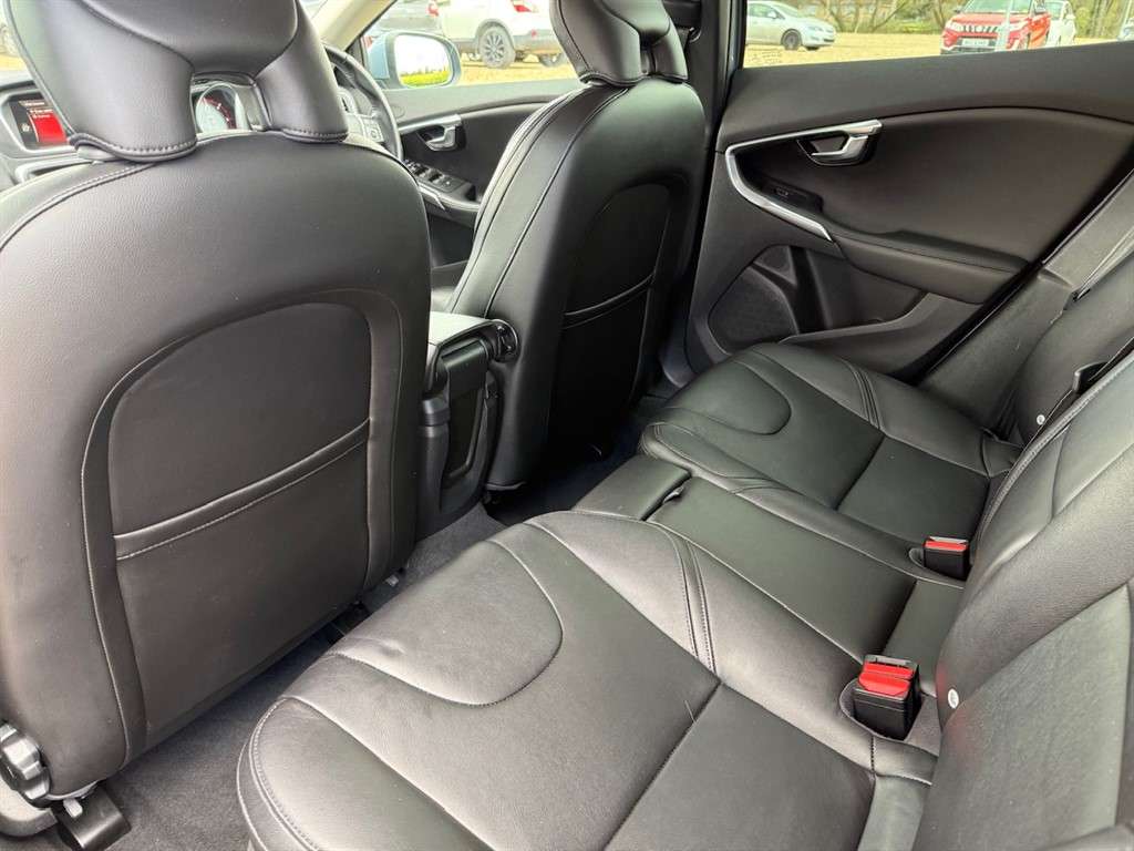 2017 VOLVO V40 2017 VOLVO V40