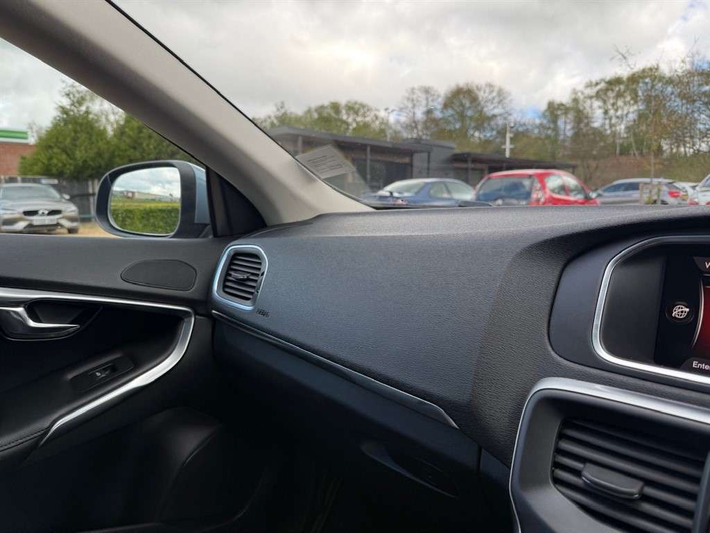 2017 VOLVO V40 2017 VOLVO V40