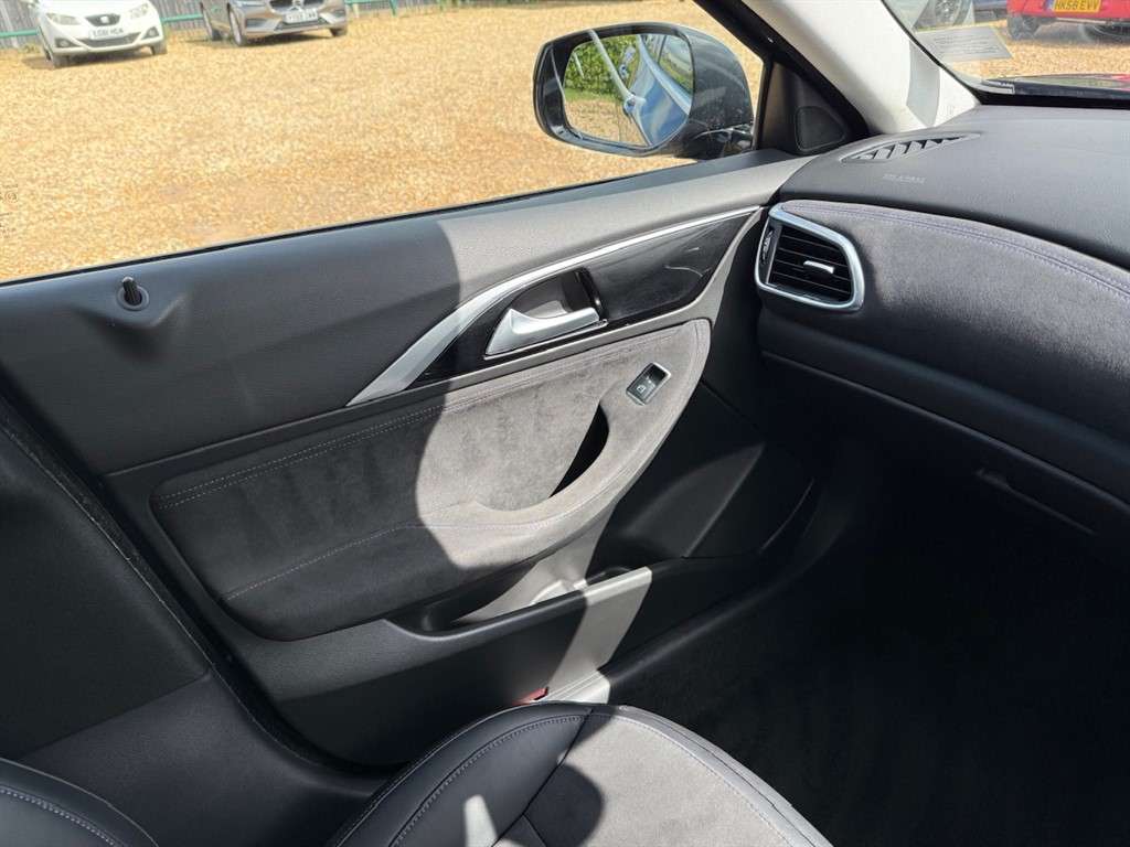 2018 INFINITI Q30 2018 INFINITI Q30