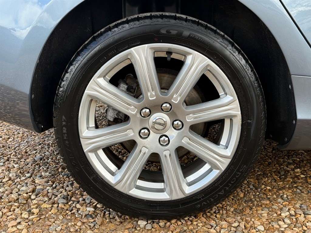 2017 VOLVO V40 2017 VOLVO V40