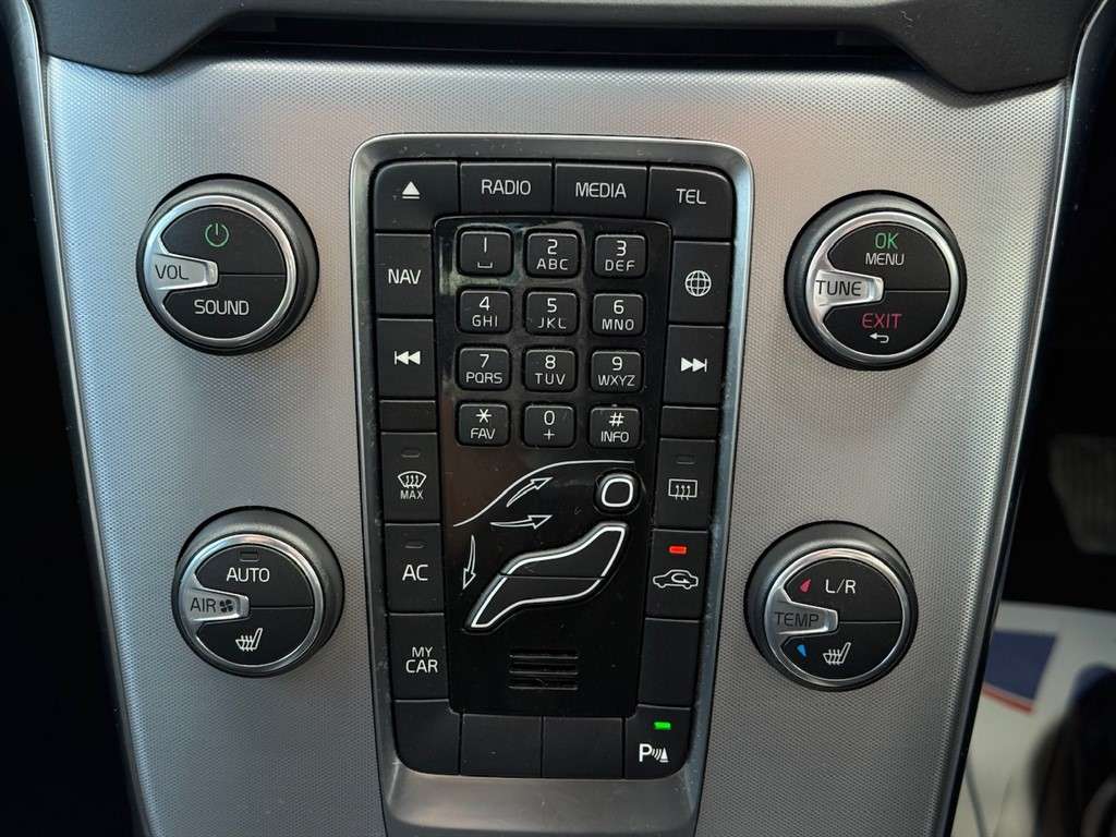 2017 VOLVO V40 2017 VOLVO V40