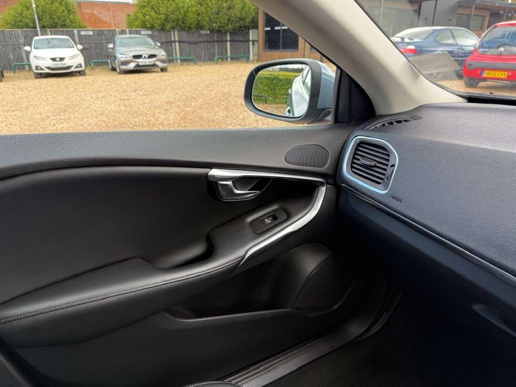 2017 VOLVO V40 2017 VOLVO V40