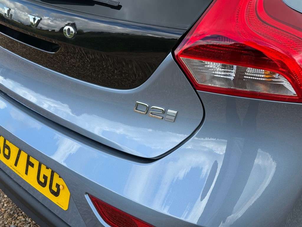 2017 VOLVO V40 2017 VOLVO V40