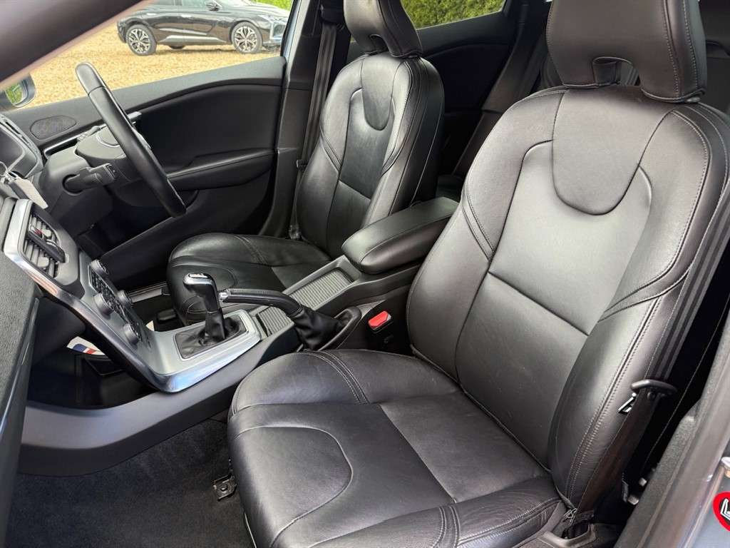 2017 VOLVO V40 2017 VOLVO V40