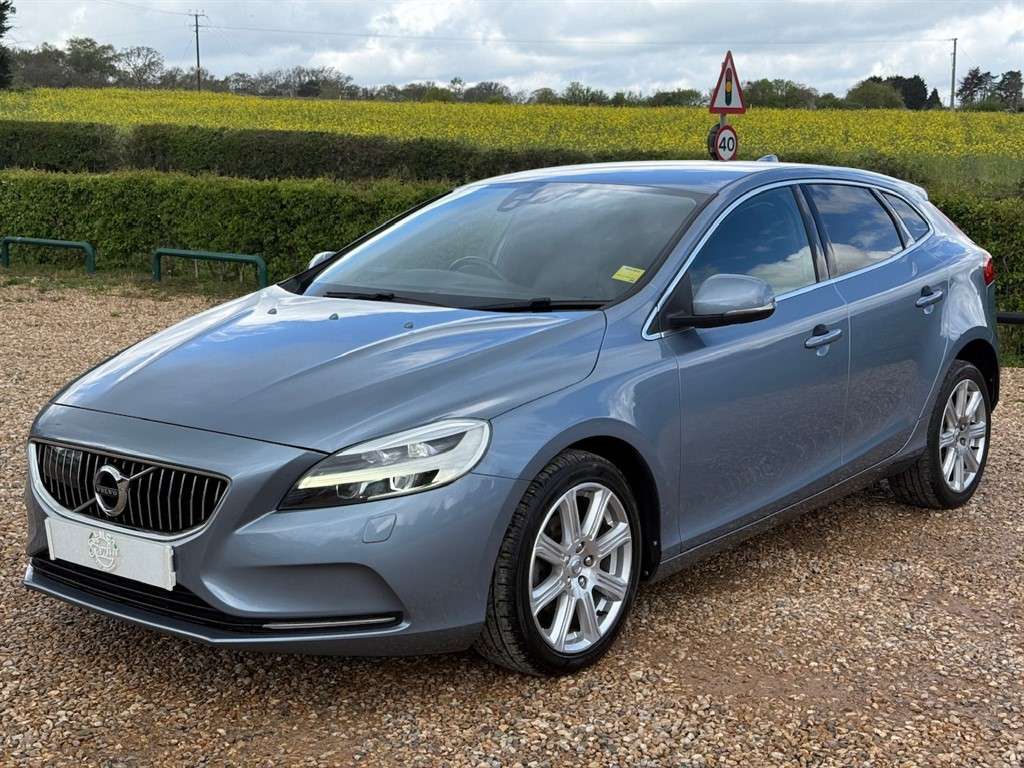 2017 VOLVO V40 2017 VOLVO V40
