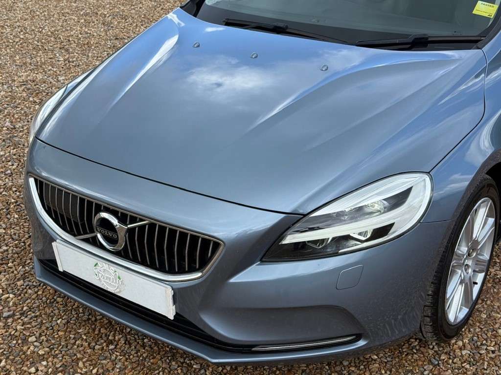 2017 VOLVO V40 2017 VOLVO V40