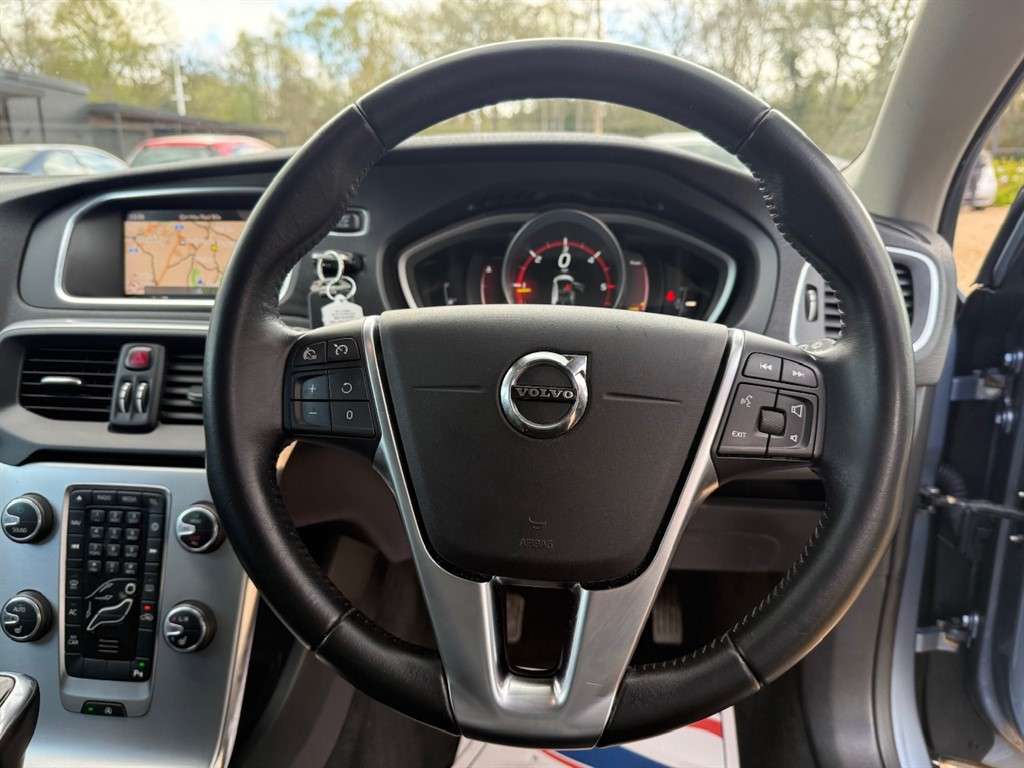 2017 VOLVO V40 2017 VOLVO V40