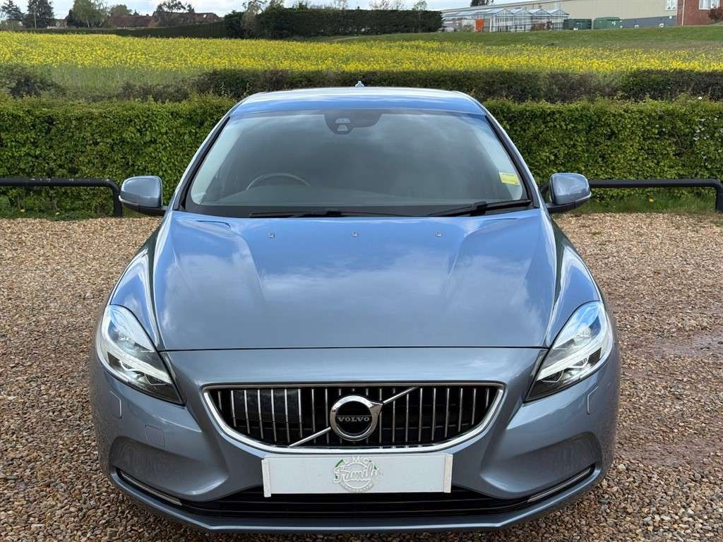 A 2017 VOLVO V40 2.0 D2 Inscription Hatchback 5dr Diesel Manual Eur A 2017 VOLVO V40 2.0 D2 Inscription Hatchback 5dr Diesel Manual Eur